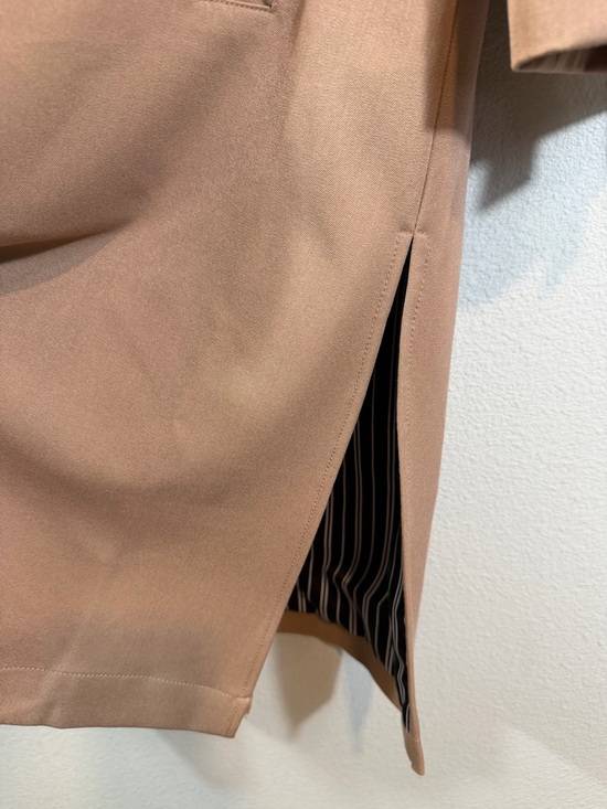 Classic Trench Coat Size M DR2 Tan Notched Lapel Bow Cuff Chic Spring Minimalist - Picture 9 of 10